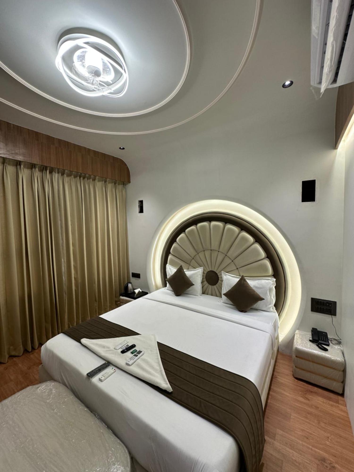 Hotel Victoria Prime Surat Exterior foto