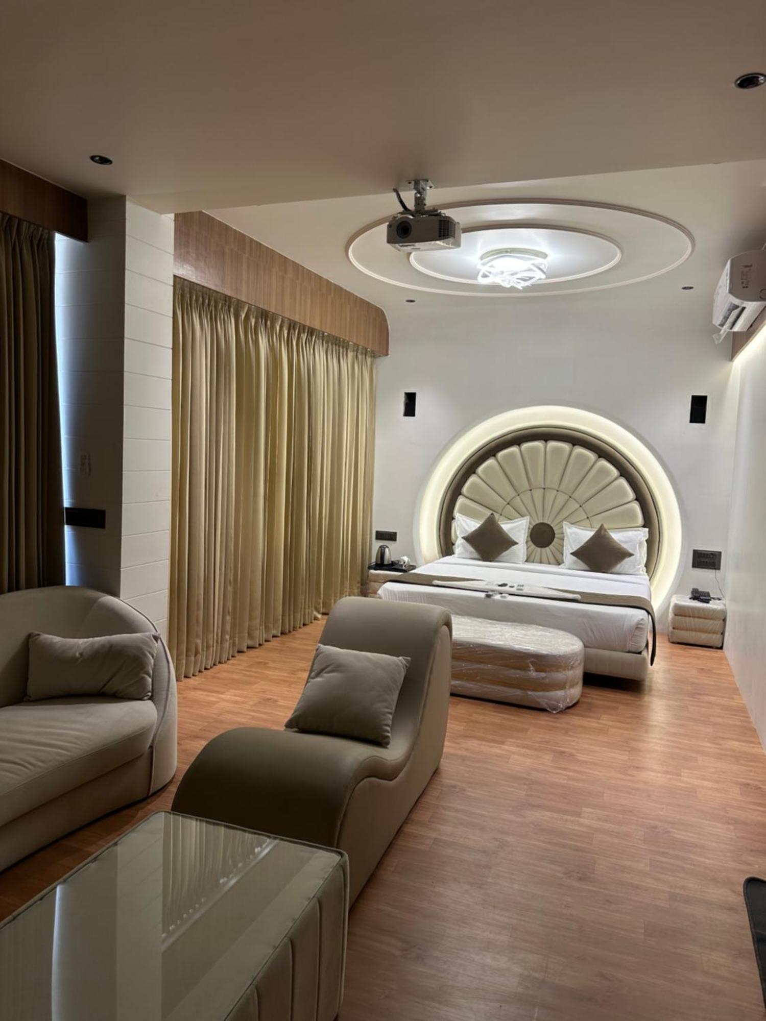 Hotel Victoria Prime Surat Exterior foto